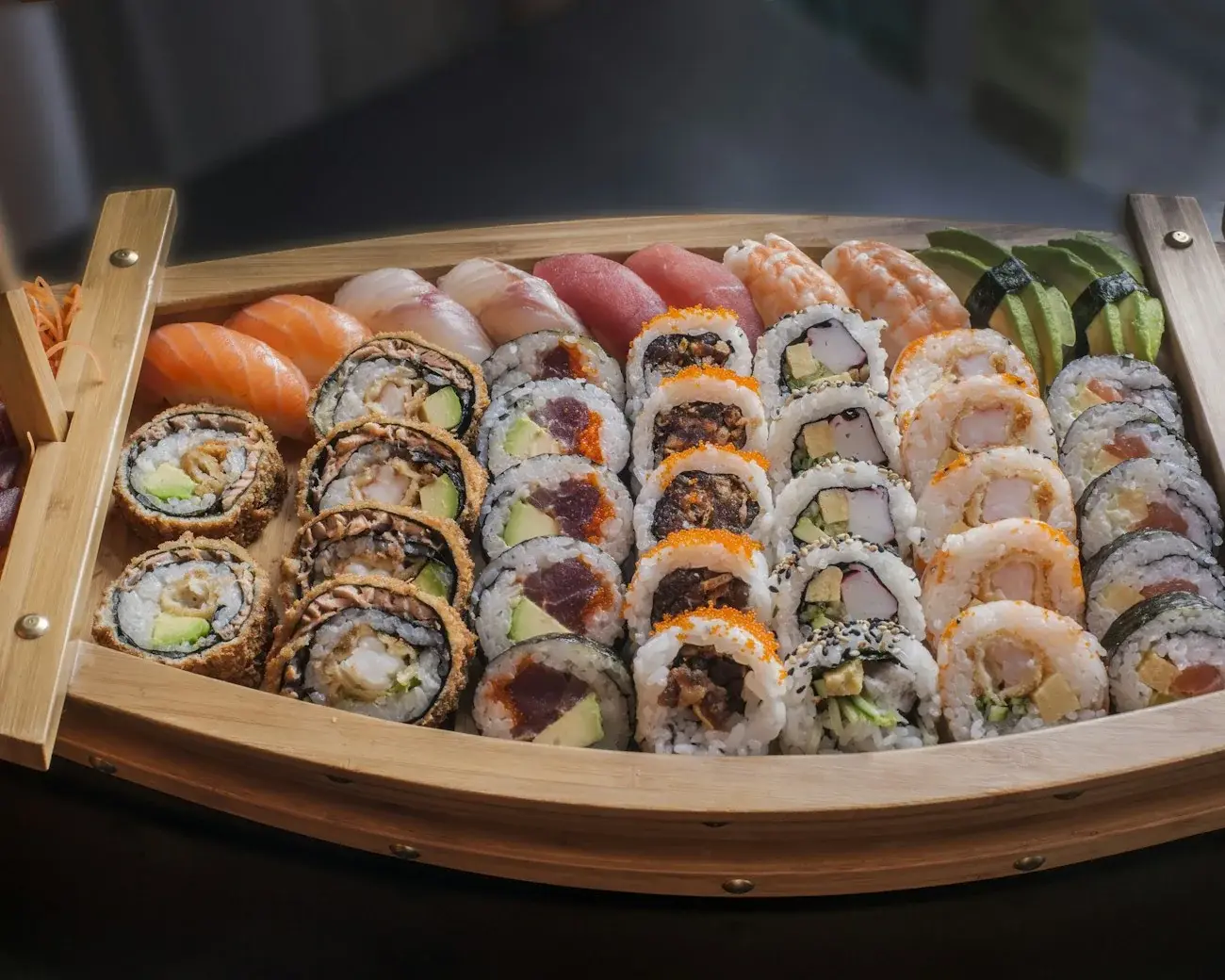 Seleção de sushi apresentada em uma mesa