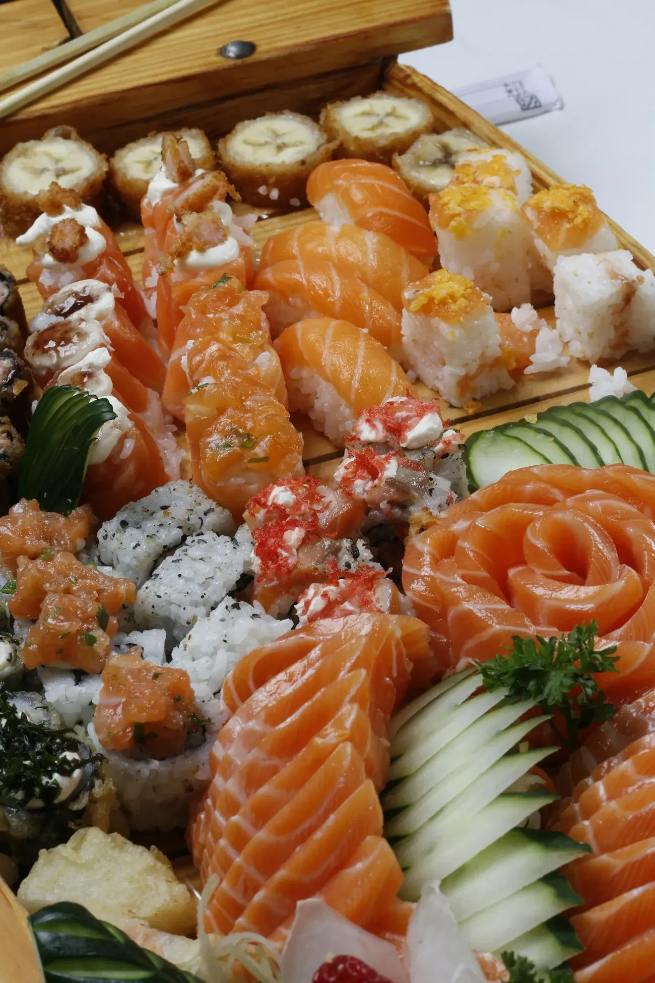 Seleção de sushis e sashimis