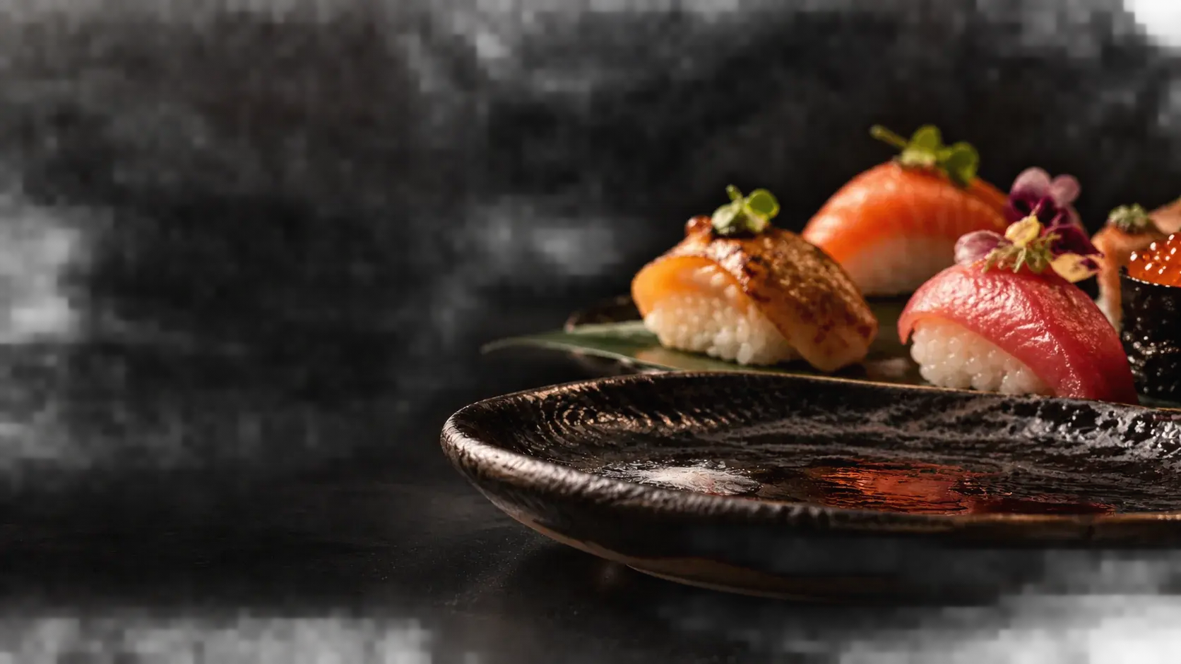 Sushi gourmet apresentado em prato preto